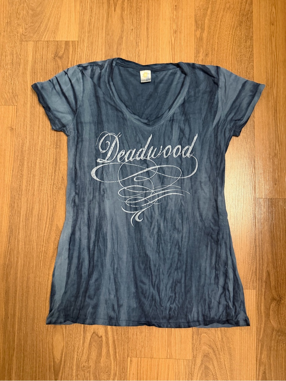 Deadwood Script Graphic V‑Neck Tee Navy
